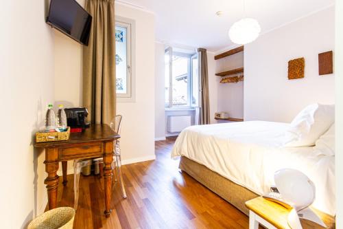 Televízia a/alebo spoločenská miestnosť v ubytovaní Albergo del Duca