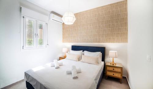 ein Schlafzimmer mit einem großen Bett und zwei weißen Handtüchern in der Unterkunft Elounda Dream House 2 in Elounda