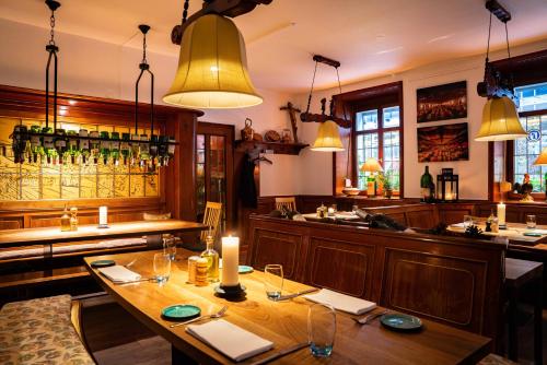 un restaurant avec une table en bois et un bar dans l'établissement Ott's Hotel Weinwirtschaft & Biergarten Weil am Rhein/Basel, à Weil am Rhein