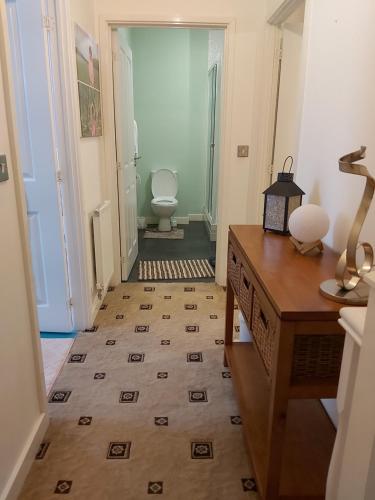 een hal met een badkamer met een toilet bij Sheffield City Centre , free Wifi & Parking - Private Room - Shared House in Sheffield