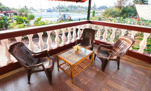 Ein Balkon oder eine Terrasse in der Unterkunft 'Golden Oceans' 3 bhk beach view villa