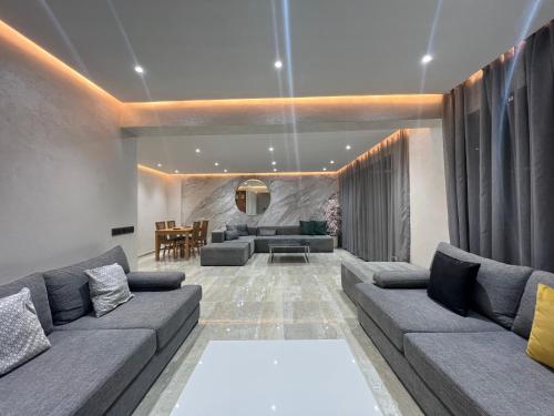 Χώρος καθιστικού στο Luxury 3 bedroom panoramic views in Hotspot with Fibre Optic Wifi and Netflix