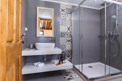 uma casa de banho com um lavatório e um chuveiro em Lindos Vista Luxury Villa em Lindos