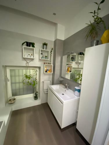 łazienka z białą umywalką i lustrem w obiekcie RaRoom Boutique Home w mieście Torre del Greco