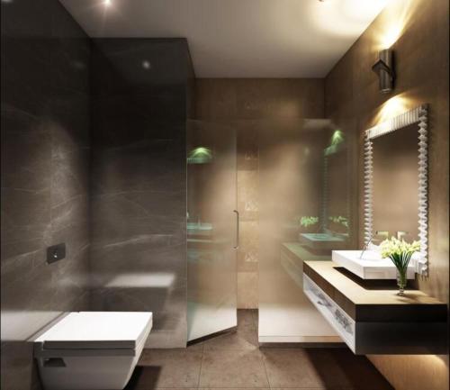 uma casa de banho com 2 lavatórios, um chuveiro e um WC. em Airport Hotel Ramhan Palace Mahipalpur em Nova Deli