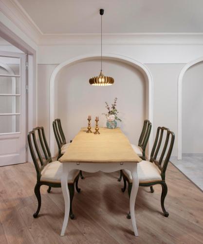 a dining room with a table and chairs at Design-Appartement im Herzen von Görlitz in Görlitz