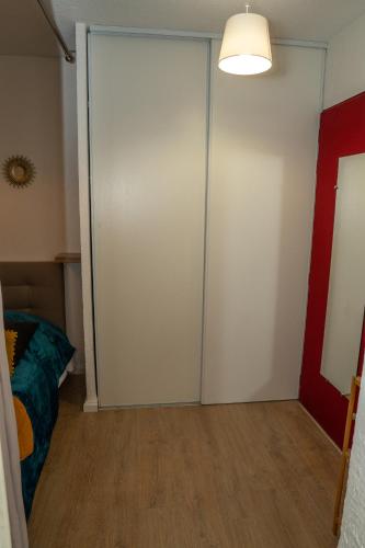 - une porte coulissante dans une chambre avec un lit dans l'établissement Appartement avec jardin, à Sanary-sur-Mer