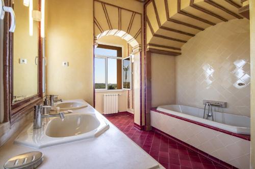 La salle de bains est pourvue de 2 lavabos et d'une baignoire. dans l'établissement Quinta Dionysus, à Albufeira