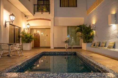 ein Schwimmbad in der Mitte eines Hauses in der Unterkunft Hotel Virrey Cartagena in Cartagena de Indias