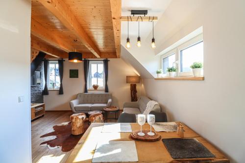 sala de estar con mesa y sofá en WOOD HOME - Luxury Mountain Apartment, en Horní Malá Úpa