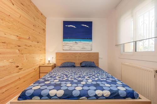 1 dormitorio con 1 cama y una foto del océano en CASITA con jardin, BBQ, wifi, Centro y PLAYA, en Empuriabrava