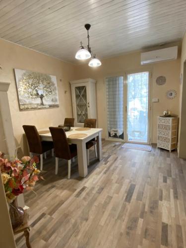 a dining room with a table and chairs at Dolce nido in Pedara