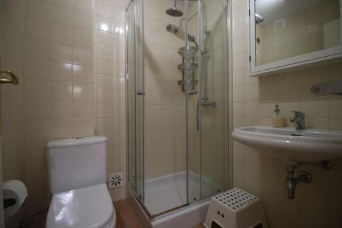 Koupelna v ubytování Apartamento, praia, golfe, Lisboa piscina publica com terifa