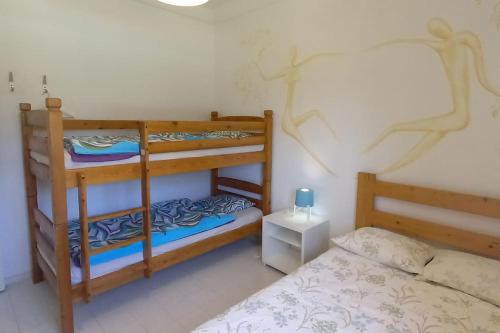 a bedroom with two bunk beds and a bed at Casinha; Piscina/ Praia/ Lisboa in Aroeira