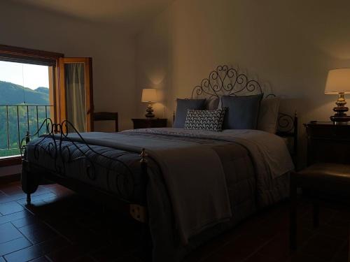 sypialnia z łóżkiem i oknem z widokiem w obiekcie B&B Codivilla w mieście Sasso Marconi