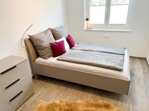 un sofá con almohadas en una habitación en Wohnung Alpenblick, en Höchenschwand