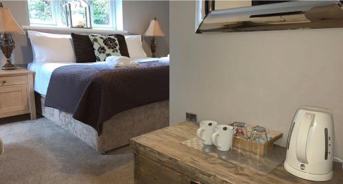 una camera da letto con un letto e un tavolo con uno specchio di The Curious Fox a Skipton