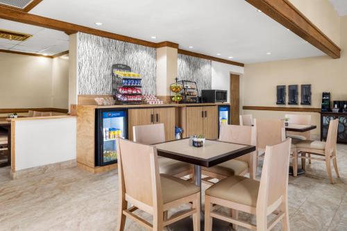 Η κουζίνα ή μικρή κουζίνα στο Montana Trailhead Inn