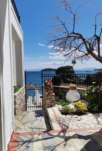 una porta per una casa con vista sull'oceano di Kappari a Città di Skiathos
