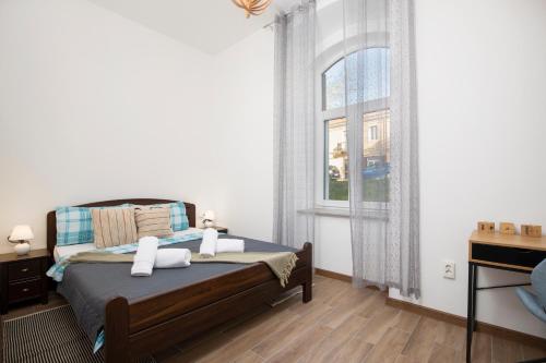 een slaapkamer met een bed en een raam bij Palazzine apartments in Pula