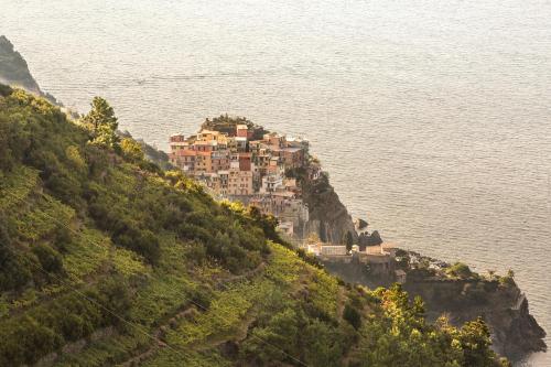 a house on a mountain on a cliff next to the water at Ca' di Sommoborgo, nel cuore di Pontremoli in Pontremoli