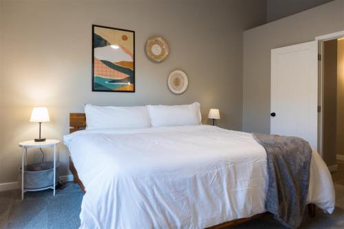 Tempat tidur dalam kamar di Cozy House with Pool htr, BBQ, near Val Vista Lakes