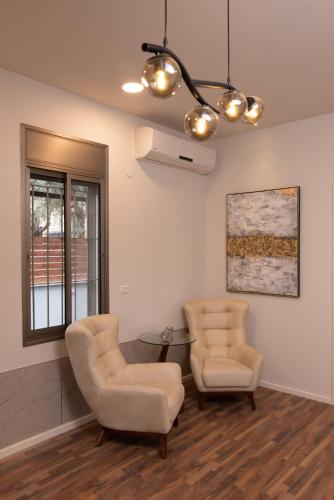 Χώρος καθιστικού στο Golden Suite Bahai's Garden