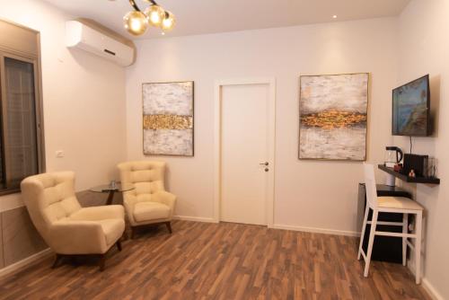 Μια τηλεόραση ή/και κέντρο ψυχαγωγίας στο Golden Suite Bahai's Garden