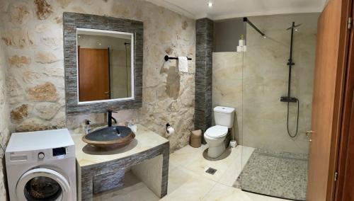 Kamar mandi di Casa Petra - Stone Cottage Farmhouses