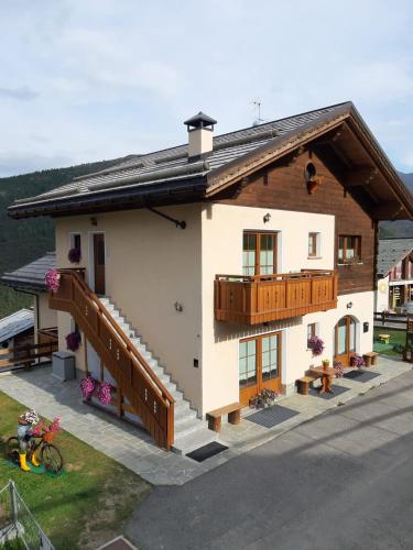 a small house with a balcony and a deck at Baita Mauri in Livigno