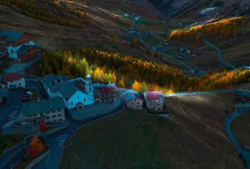 uma vista aérea de uma pequena cidade numa montanha em Baita Mauri em Livigno