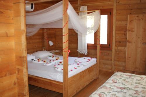 a bedroom with a bunk bed in a log cabin at Sakin Vadi Winehouse in Orhaniye
