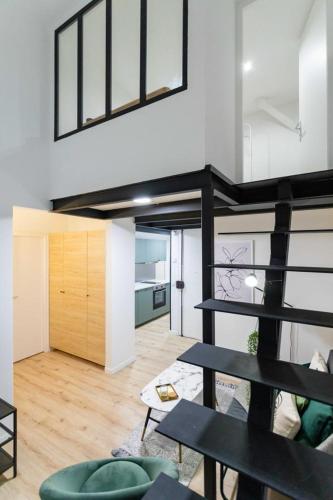 - un salon avec une mezzanine dans l'établissement 3 chambres avec SDB à 20min à pied du Vieux Port, à Marseille