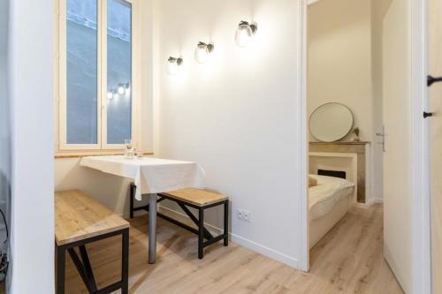 La salle de bains est pourvue d'un lavabo, d'une table et d'un miroir. dans l'établissement 3 chambres avec SDB à 20min à pied du Vieux Port, à Marseille