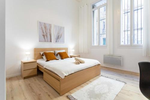 - une chambre avec un lit, 2 tables et 2 fenêtres dans l'établissement 3 chambres avec SDB à 20min à pied du Vieux Port, à Marseille