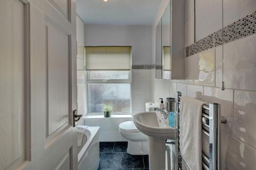Koupelna v ubytování *NEW* Chester Canal Side 2 bed character home