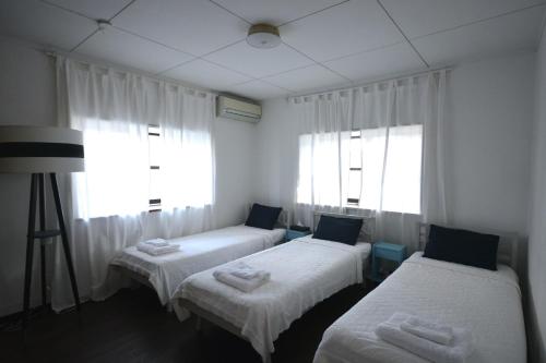 Habitación con 2 camas y ventana en Fukuoka - House - Vacation STAY 4674, en Fukuoka