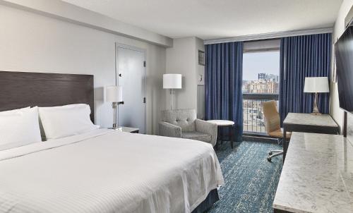 מיטה או מיטות בחדר ב-Chelsea Hotel Toronto