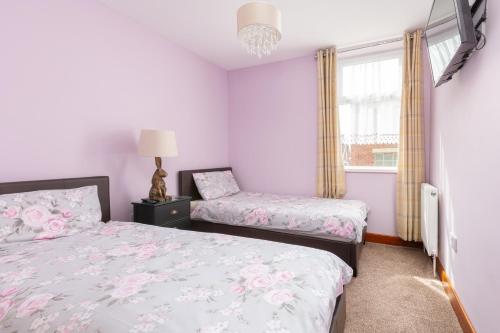 a bedroom with two beds and a window at Beachcliffe Lodge Apartments in Blackpool