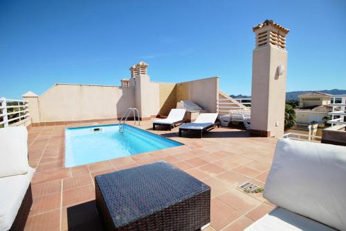 Fotografia z galérie ubytovania Ático con piscina privada en primera línea v destinácii Denia