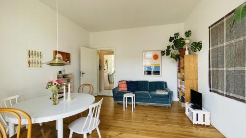 sala de estar con mesa y sofá azul en ApartmentInCopenhagen Apartment 1485, en Copenhague