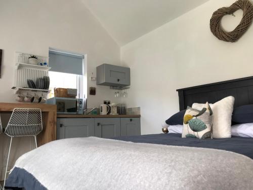 um quarto com uma cama e uma cozinha em The Bothy - your unique luxury refuge em Saint Fillans