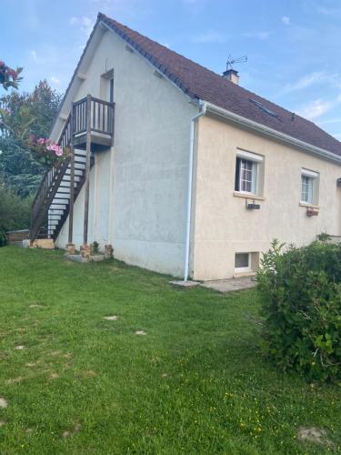 une maison avec un escalier sur le côté dans l'établissement Le domaine grestain, à Fatouville-Grestain