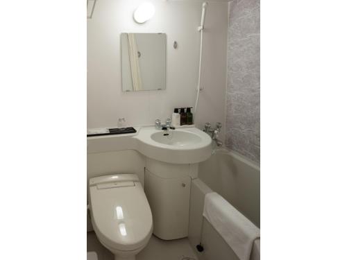 łazienka z toaletą, umywalką i wanną w obiekcie Center Hotel Narita 2 R51 - Vacation STAY 43389v w mieście Narita