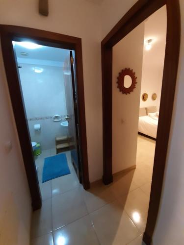 una puerta de cristal que conduce a una habitación con 1 dormitorio en Viajeros, en La Laguna