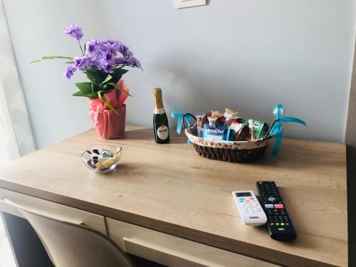 un tavolo con una bottiglia di vino e un cesto di fiori di B&B Carpe Diem a Caserta