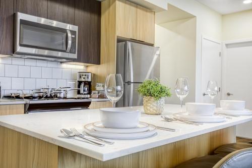 Modern Rustic Suite w/ King Bed & Kitchen Island – Photos 2