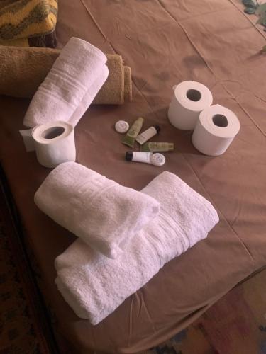 a group of towels and toiletries on a bed at Μεζονέτα στους Αγίους Δέκα Κέρκυρας in Áyioi Dhéka