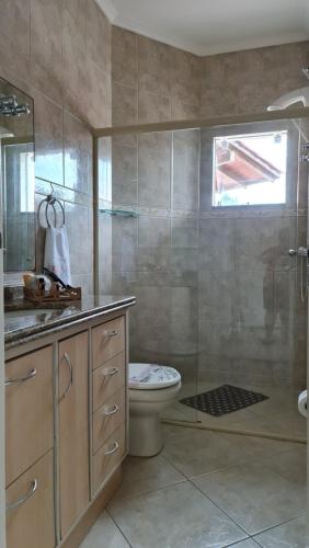 Phòng tắm tại Casa Rosa com 7 quartos - Edícula completa a 150 metros da Praia