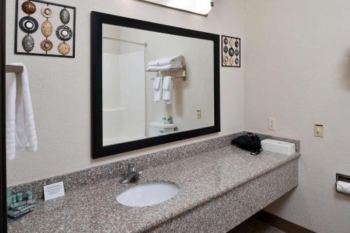 Ένα μπάνιο στο Best Western Big Spring Lodge